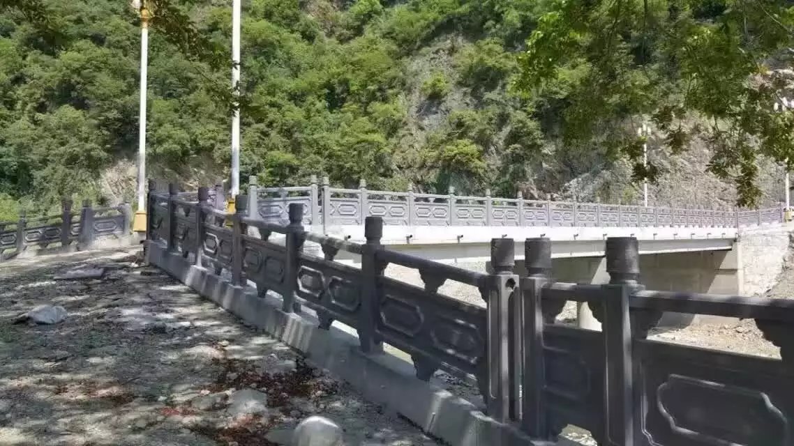 1.9米（mǐ）雕花河堤護欄 (2).jpg