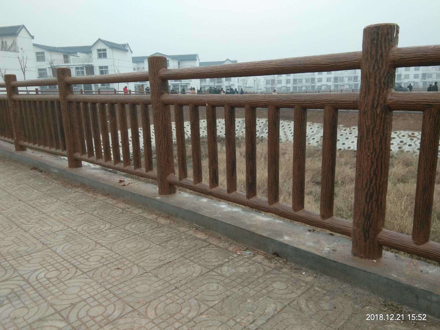 1.8米梯狀仿（fǎng）樹皮護欄 (5).jpg