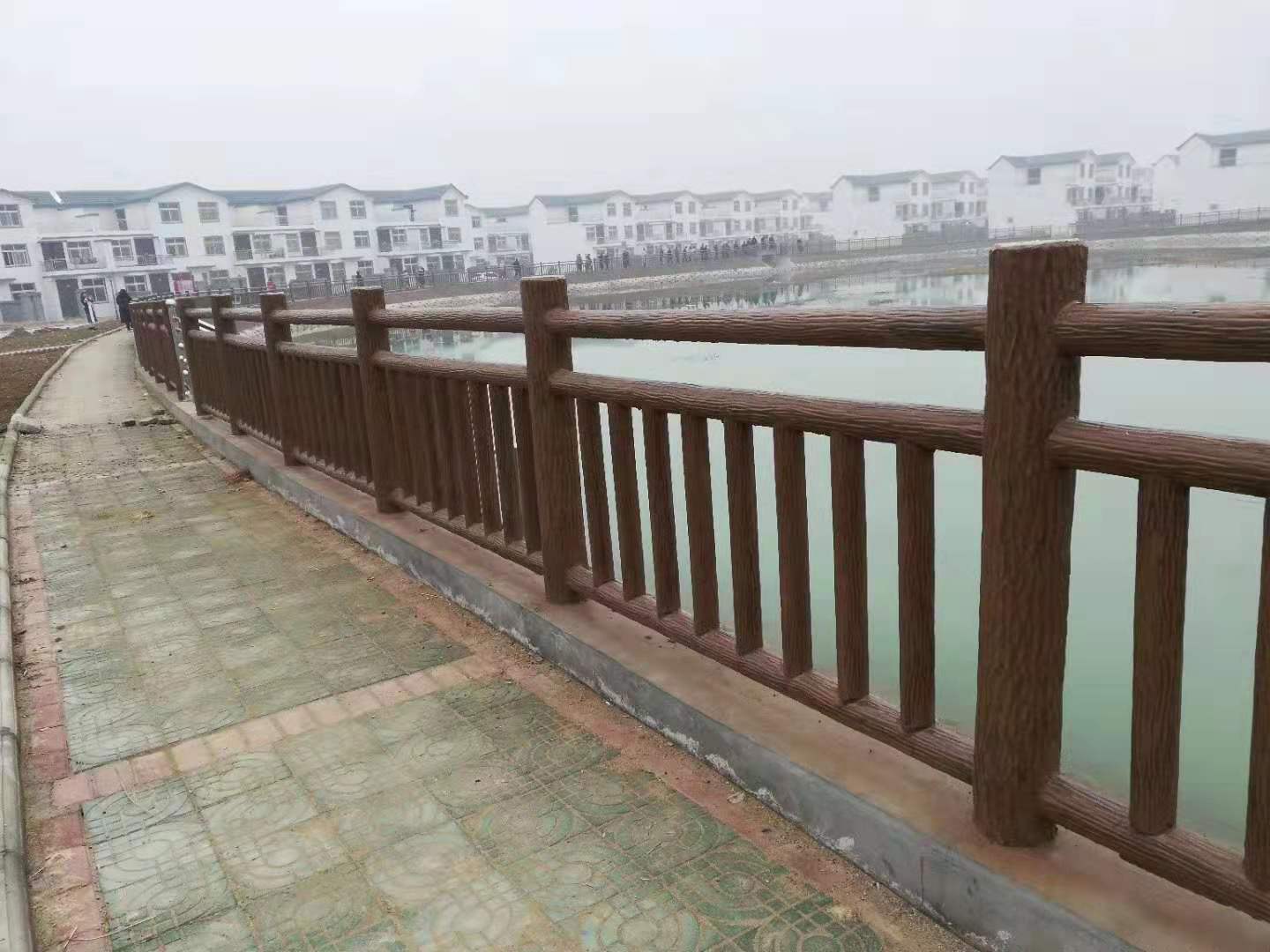 1.8米梯狀仿樹皮護（hù）欄 (12).jpg