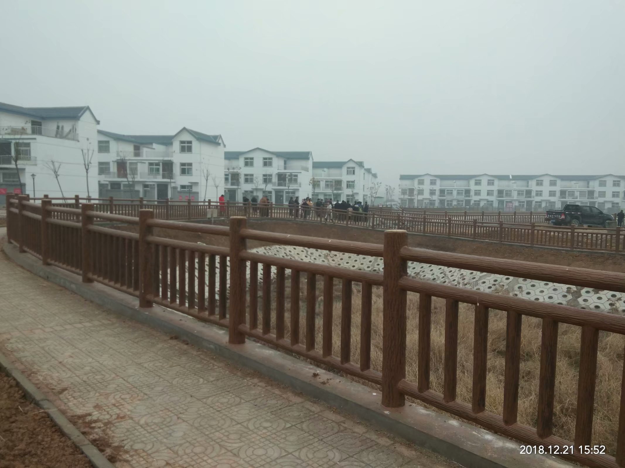 1.8米梯狀仿樹皮護欄（lán） (2).jpg