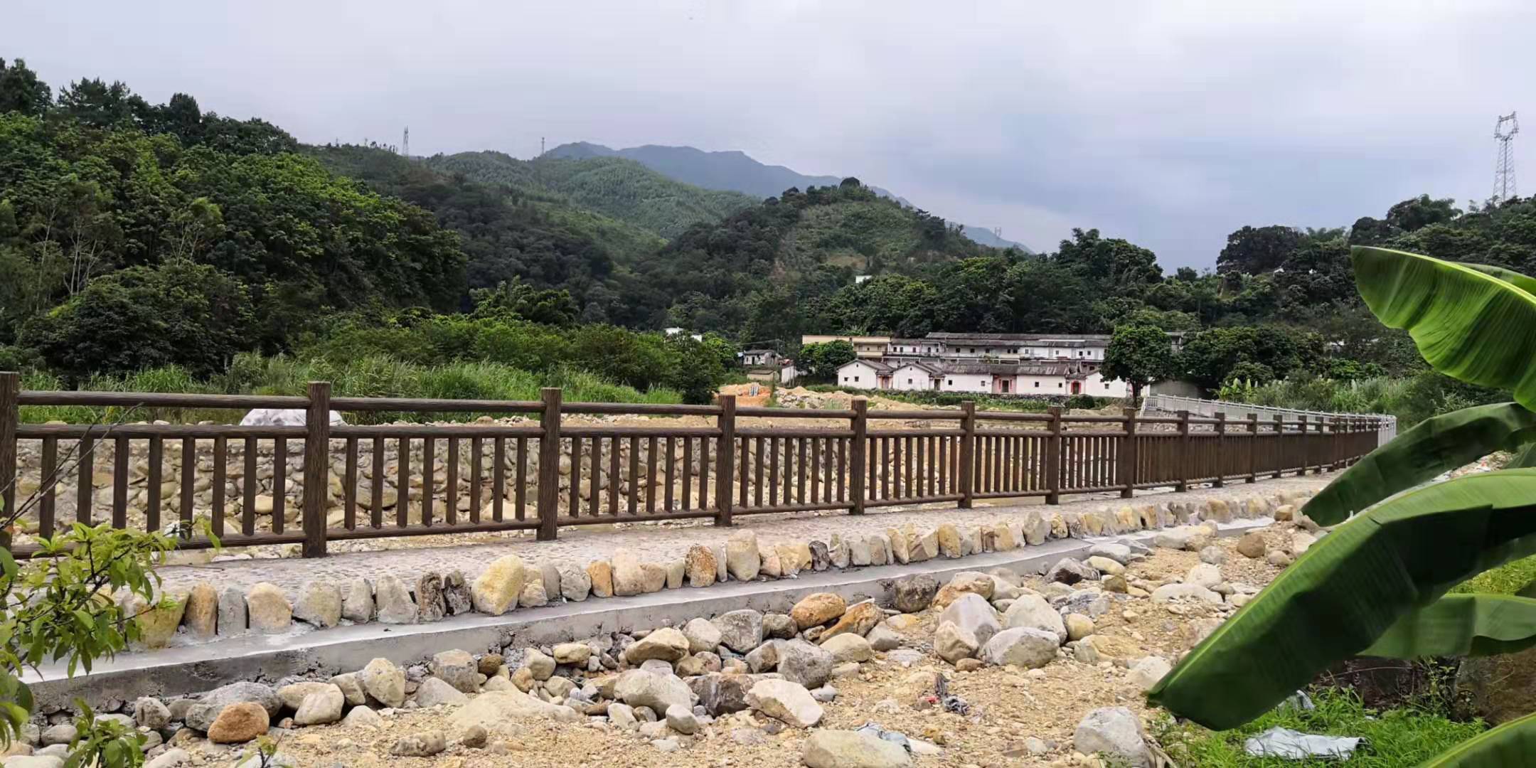 1.8米梯狀仿樹皮（pí）護欄 (6).jpg