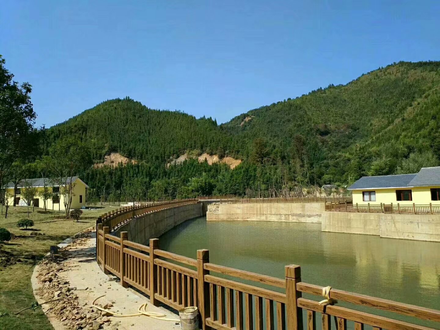 1.8米國標（biāo）仿木護欄 (6).jpg
