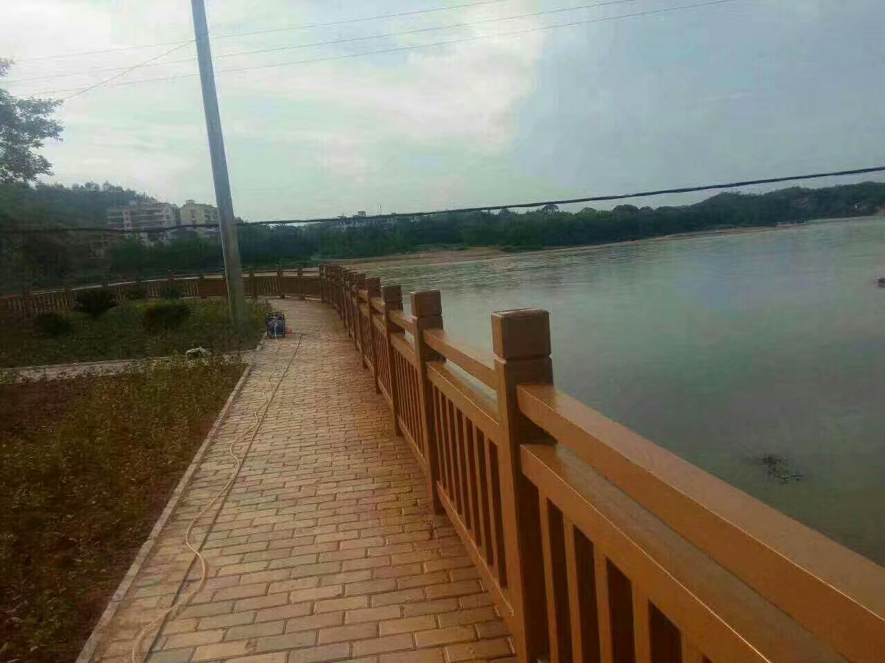 1.8米國標仿（fǎng）木護欄 (1).jpg