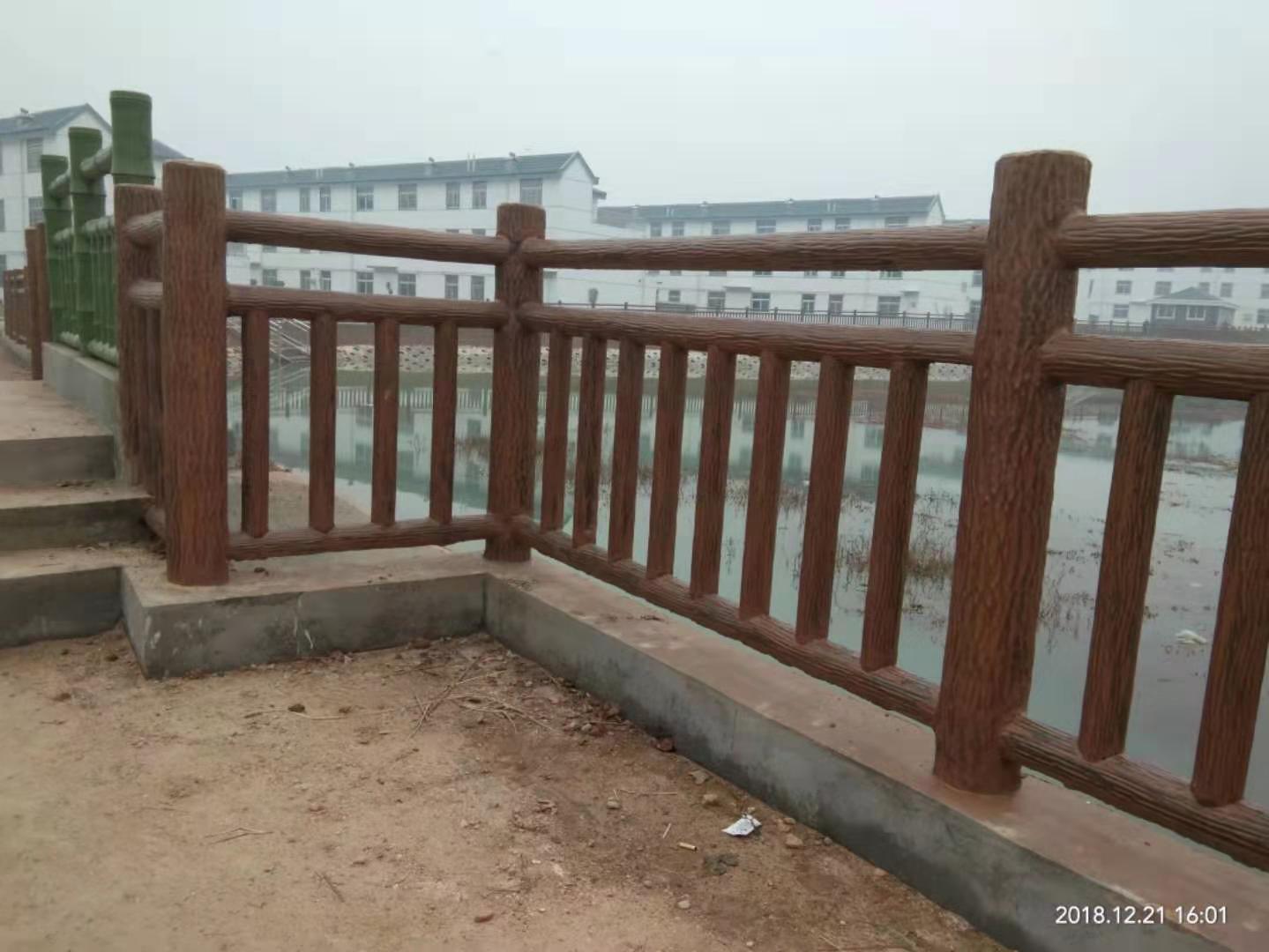 1.8米梯狀仿樹皮護欄 (11).jpg