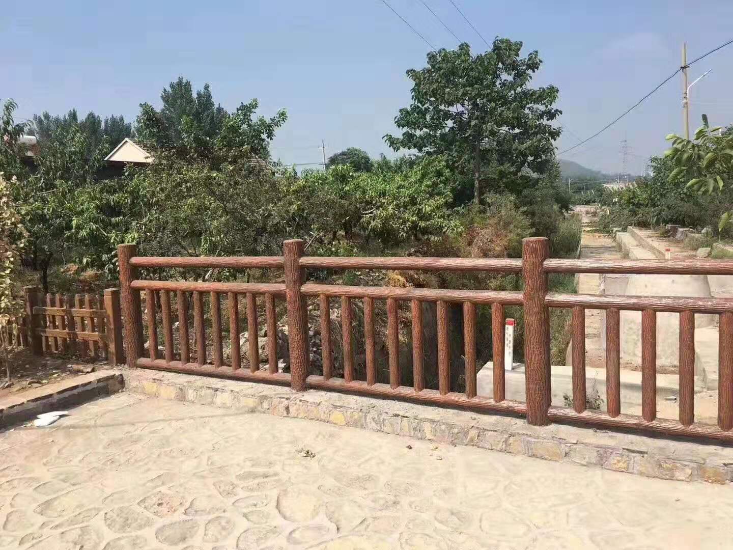 1.8米梯狀（zhuàng）仿樹皮護（hù）欄 (7).jpg